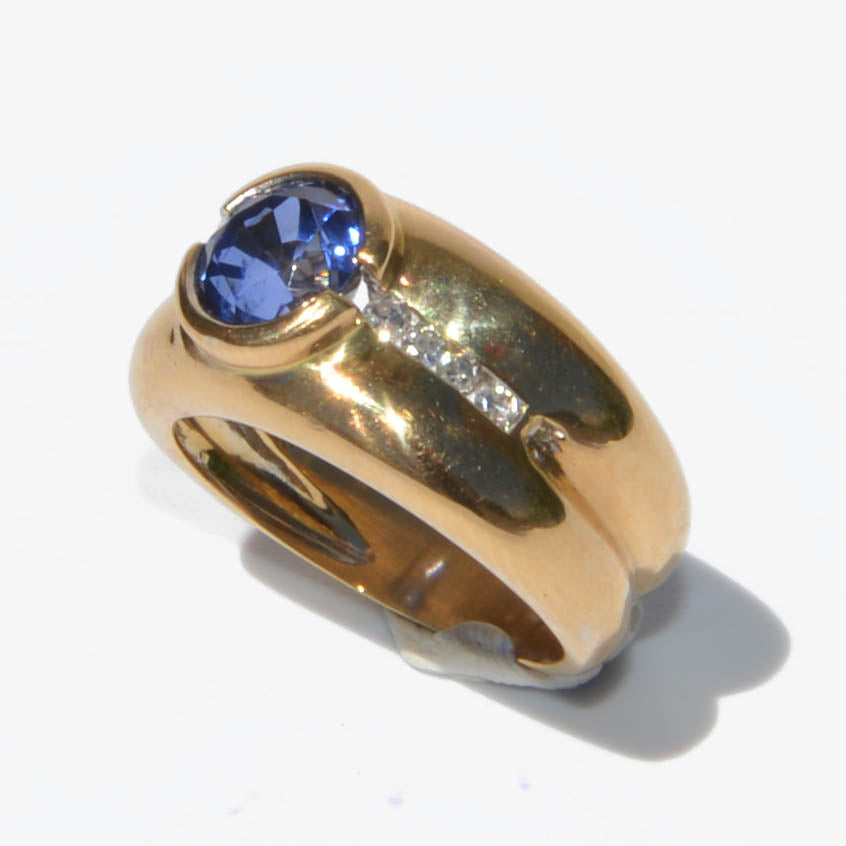 Bague jonc or jaune ornée d'un saphir taille ronde et diamant
