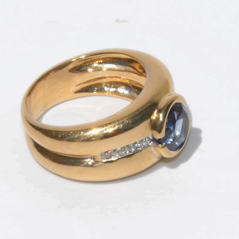 Bague jonc or jaune ornée d'un saphir taille ronde et diamant
