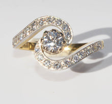 Charger l&#39;image dans la galerie, Bague tourbillon en or jaune et platine et diamants
