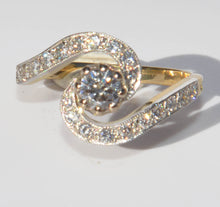 Charger l&#39;image dans la galerie, Bague tourbillon en or jaune et platine et diamants
