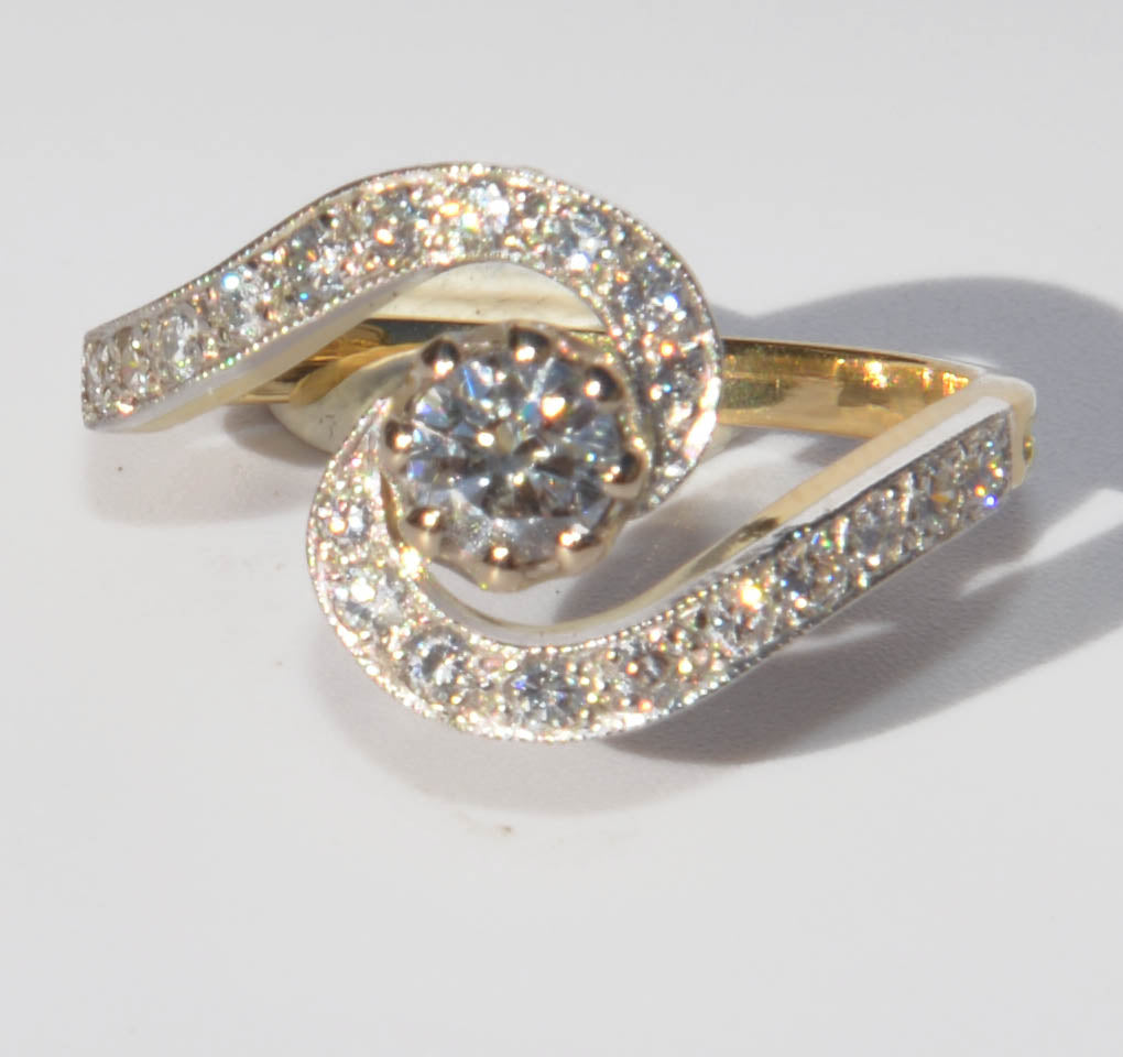 Bague tourbillon en or jaune et platine et diamants