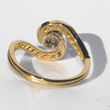 Charger l&#39;image dans la galerie, Bague tourbillon en or jaune et platine et diamants
