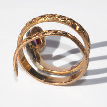 Charger l&#39;image dans la galerie, Bague serpent bi-colore ornée d&#39;un rubis
