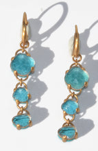 Charger l&#39;image dans la galerie, Paire de boucles d&#39;oreilles de la maison Pomellato modèle Capri en topaze bleue et turquoise
