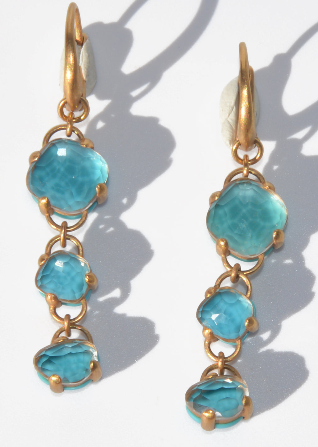 Paire de boucles d'oreilles de la maison Pomellato modèle Capri en topaze bleue et turquoise
