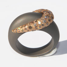 Charger l&#39;image dans la galerie, Bague de la maison Pomellato en titane et diamant
