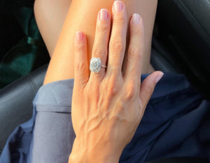 Bague platine ornée dans son centre d'un diamant taille ancienne