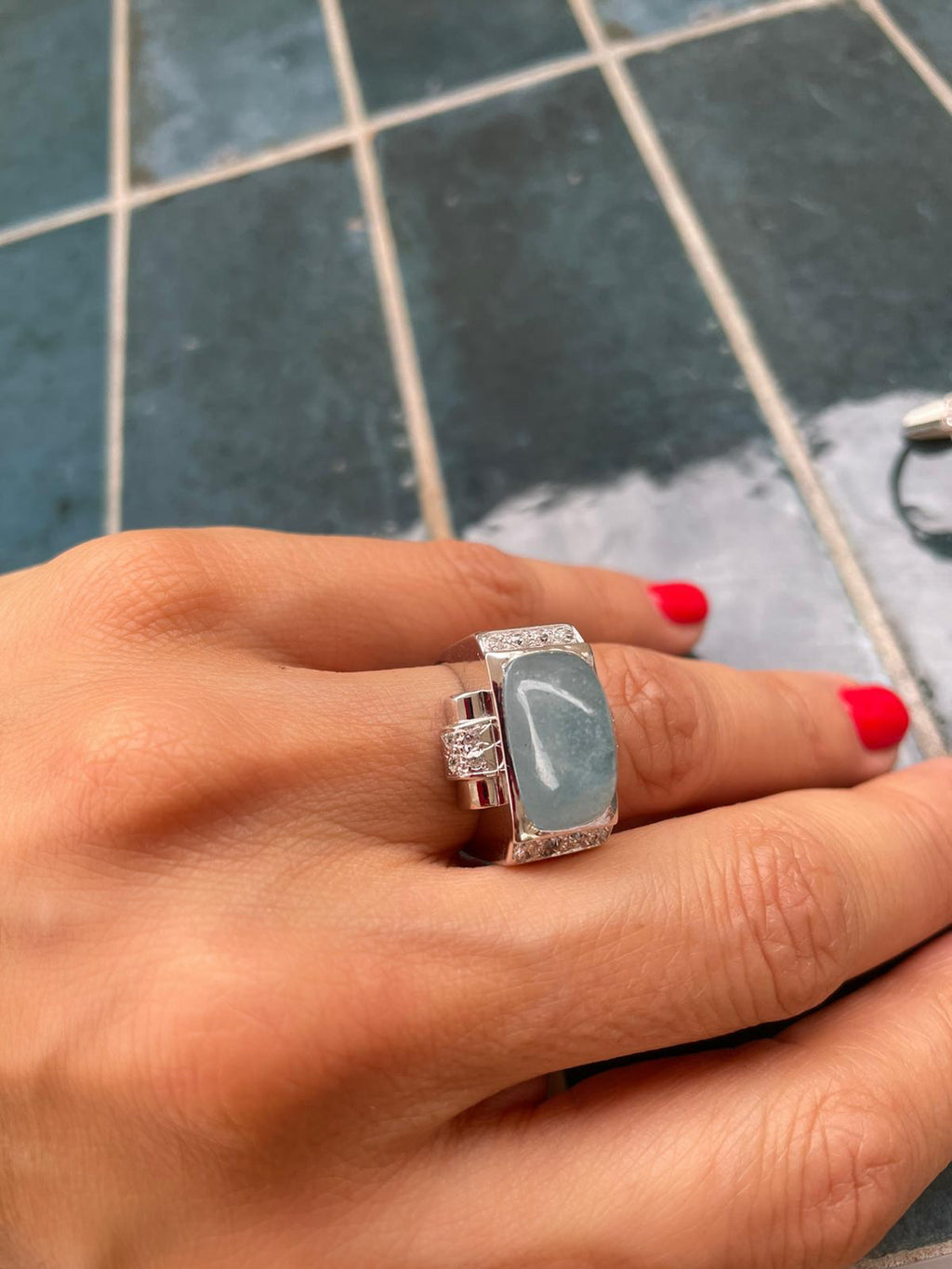 Bague en platine ornée d'un cabochon d'aigue marine