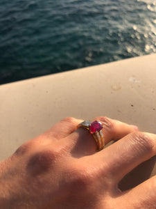 Bague or jaune ornée d'un rubis Birman