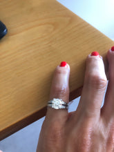 Charger l&#39;image dans la galerie, Bague solitaire ornée d&#39;un diamant épaulée de diamant taille baguette
