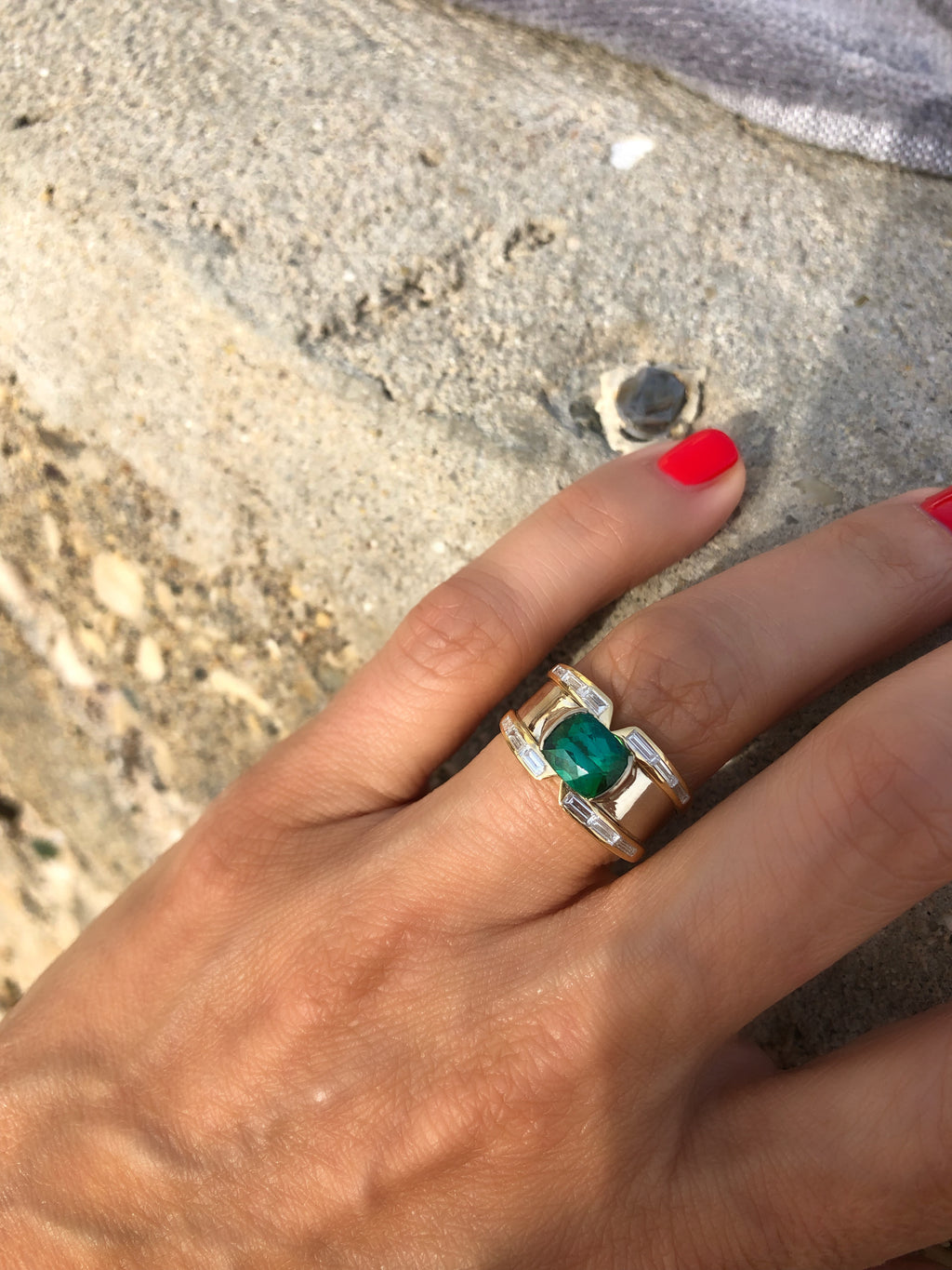 Bague jonc en or jaune ornée d'une Tourmaline sur une descente de diamant baguette