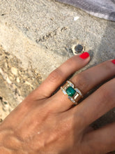 Charger l&#39;image dans la galerie, Bague jonc en or jaune ornée d&#39;une Tourmaline sur une descente de diamant baguette
