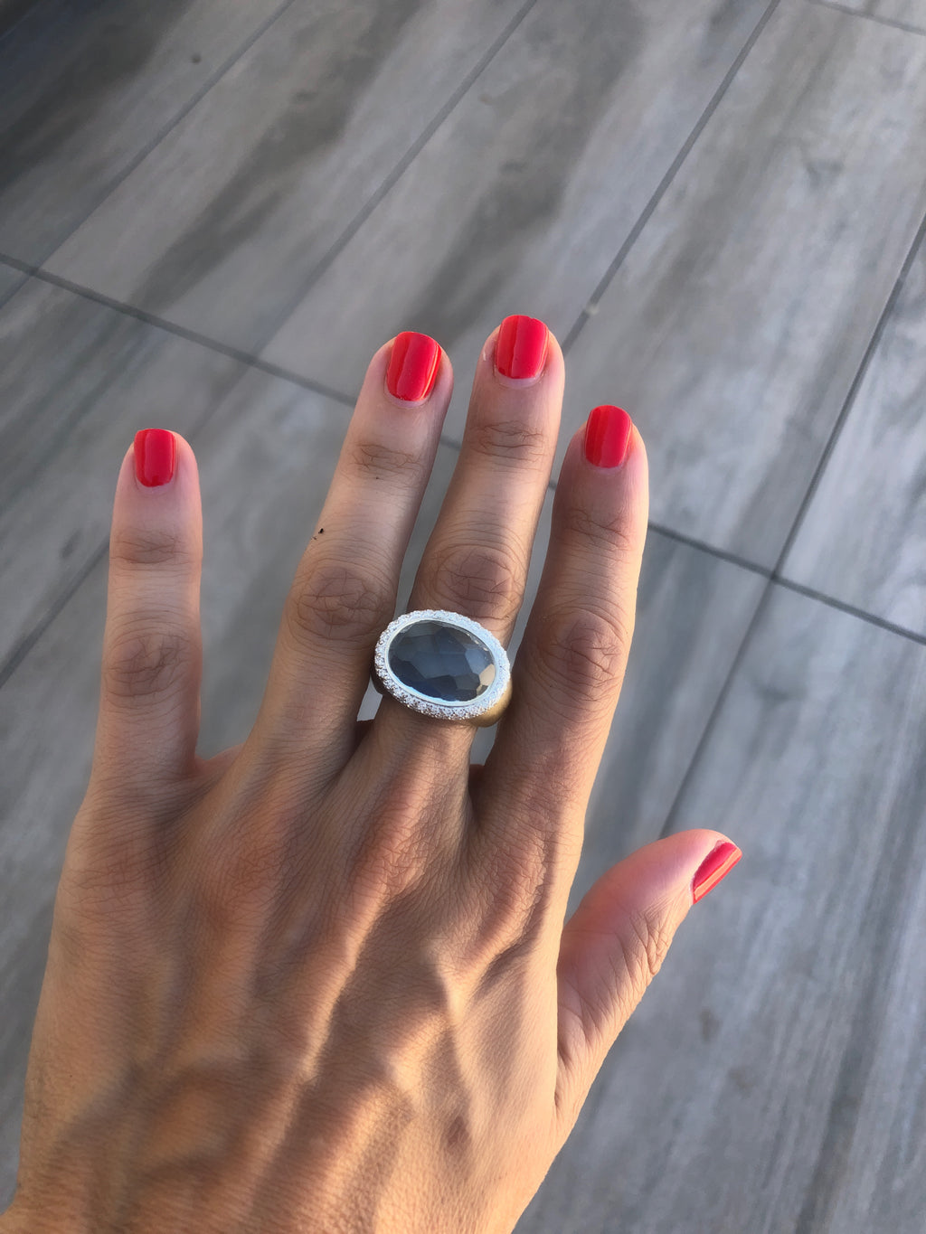 Bague or rose sablé signée de la maison italienne Pomellato ornée d'une aigue marine