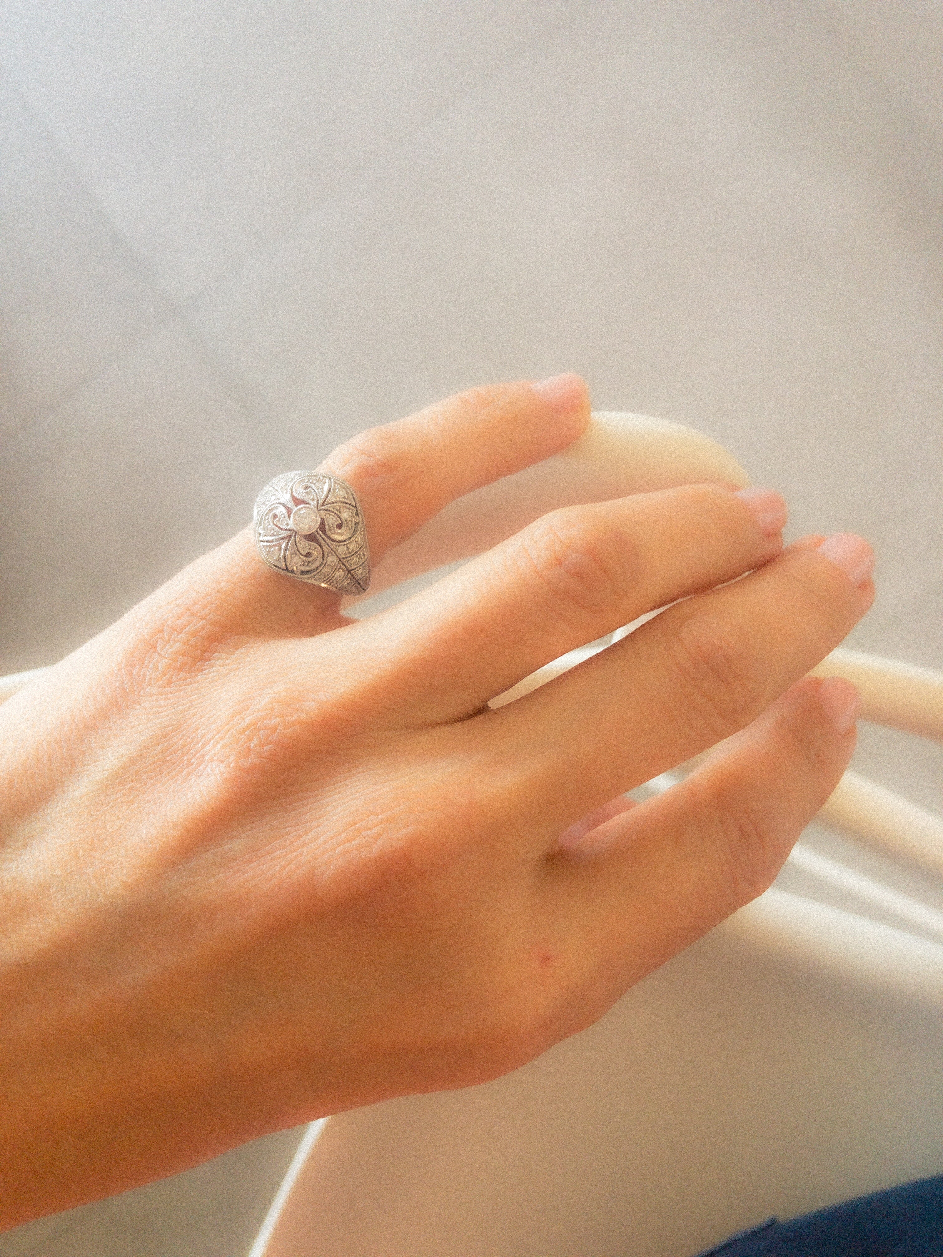 Bague dôme or gris et diamants ciselée