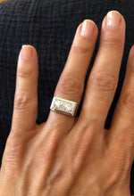 Charger l&#39;image dans la galerie, Bague chevaliere en platine ornée de 2 diamants - adalgyseboutique

