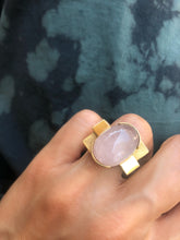 Charger l&#39;image dans la galerie, Bague or jaune géométrique ornée d&#39;un quartz rose
