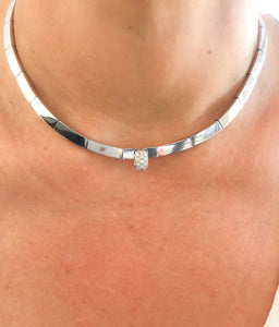 Collier rigide or gris de la maison Chaumet
