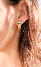 Charger l&#39;image dans la galerie, Boucles d&#39;oreilles de la maison Bvlgari en émeraudes sur or jaune
