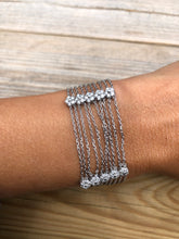 Charger l&#39;image dans la galerie, Bracelet or gris et diamant sur chaine força limée alternée de 4 motifs avec des fleurs
