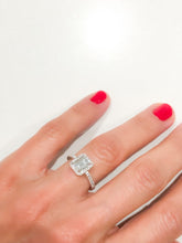 Charger l&#39;image dans la galerie, Bague solitaire en or gris ornée d&#39;un diamant taille émeraude
