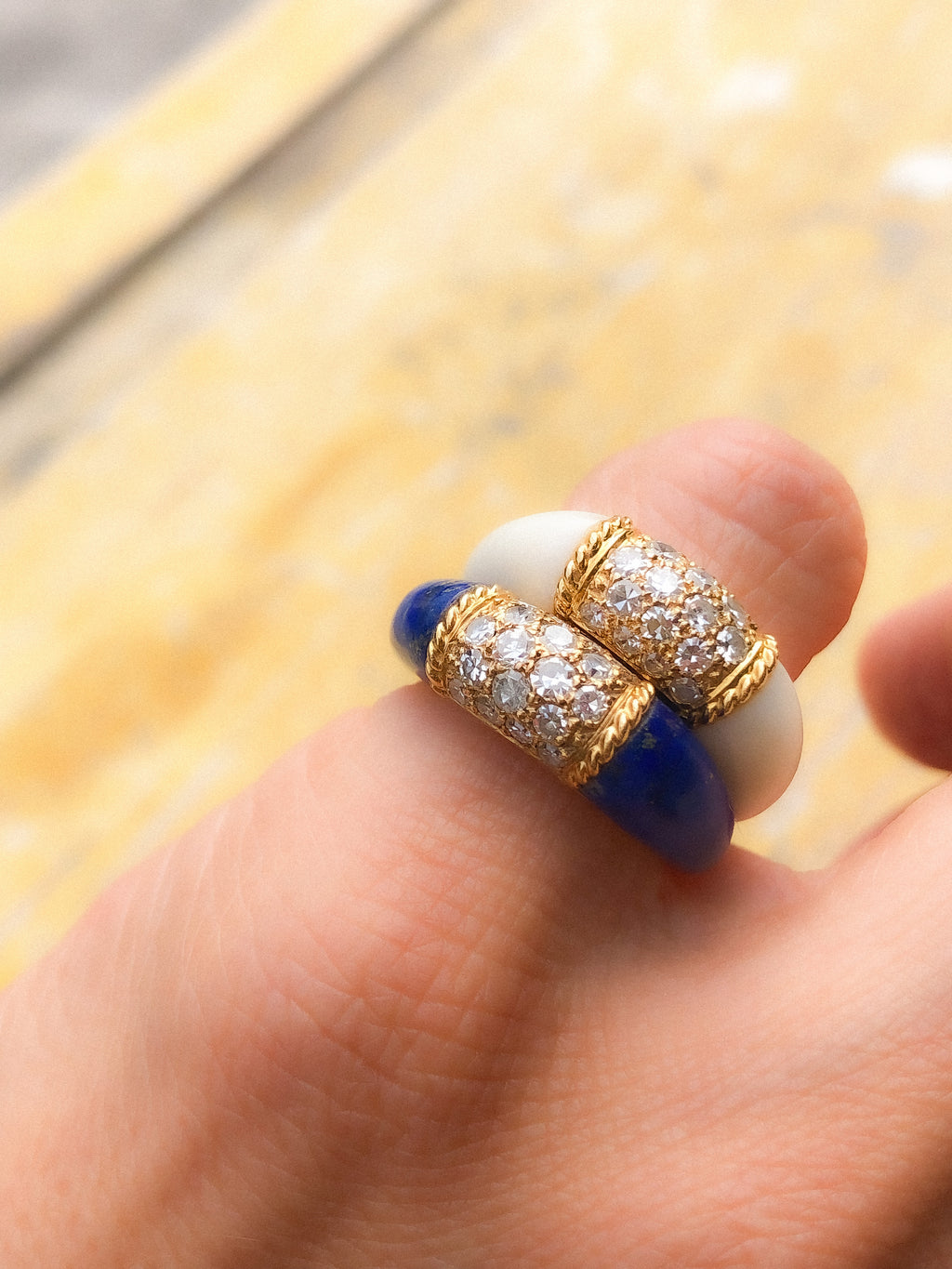 Bague Van Cleef & Arpels Philippine en corail blanc