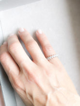 Charger l&#39;image dans la galerie, Demie alliance en or gris et diamant
