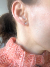 Charger l&#39;image dans la galerie, Boucles d&#39;oreilles Dinh Van en or gris et diamants modèle Cube
