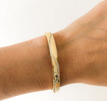 Charger l&#39;image dans la galerie, Bracelet jonc ouvrant or jaune et diamant
