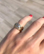 Charger l&#39;image dans la galerie, Bague or jaune ciselé alterné de motifs fleurs
