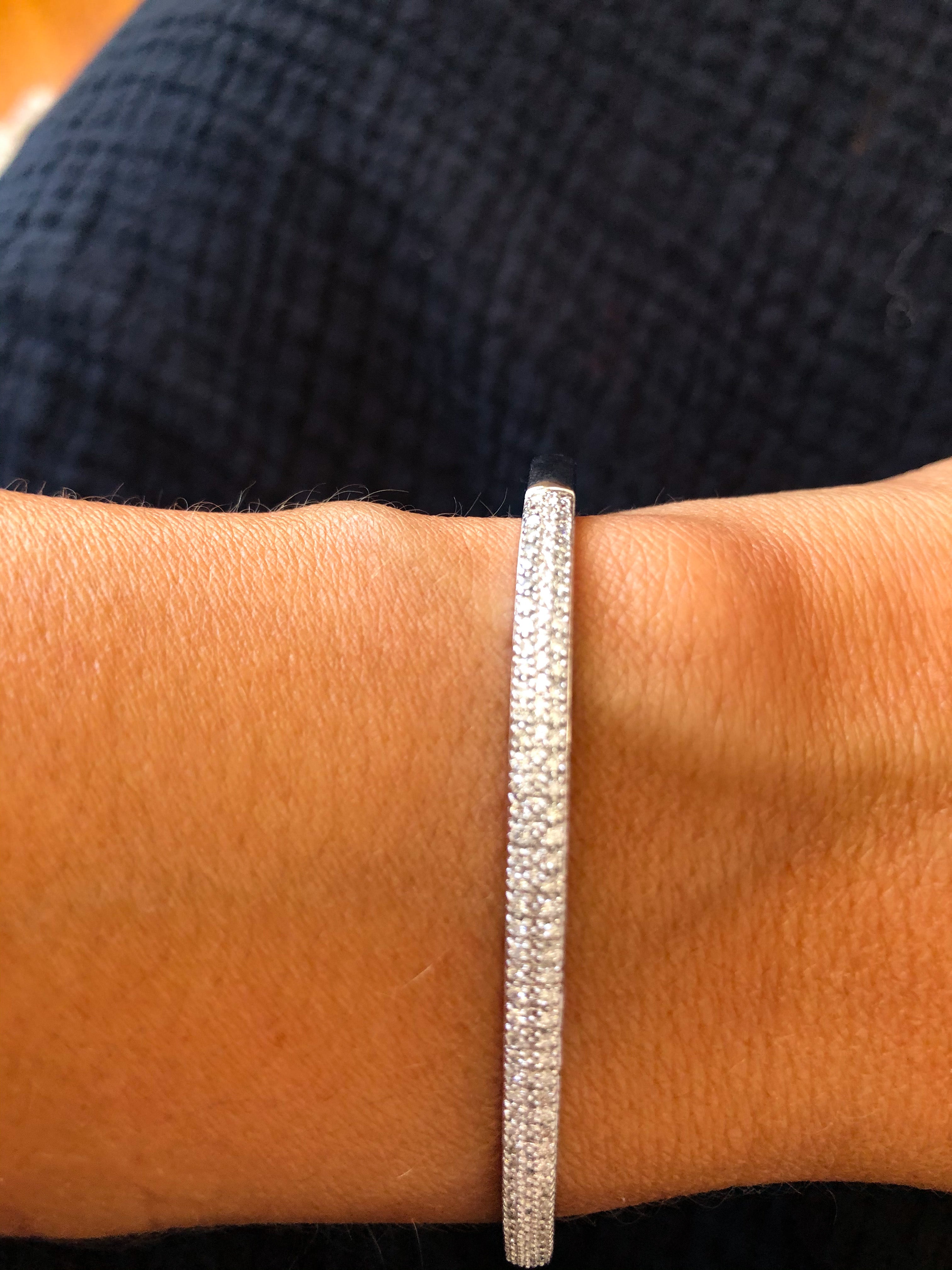 Bracelet  or gris rigide ouvrant en diamant