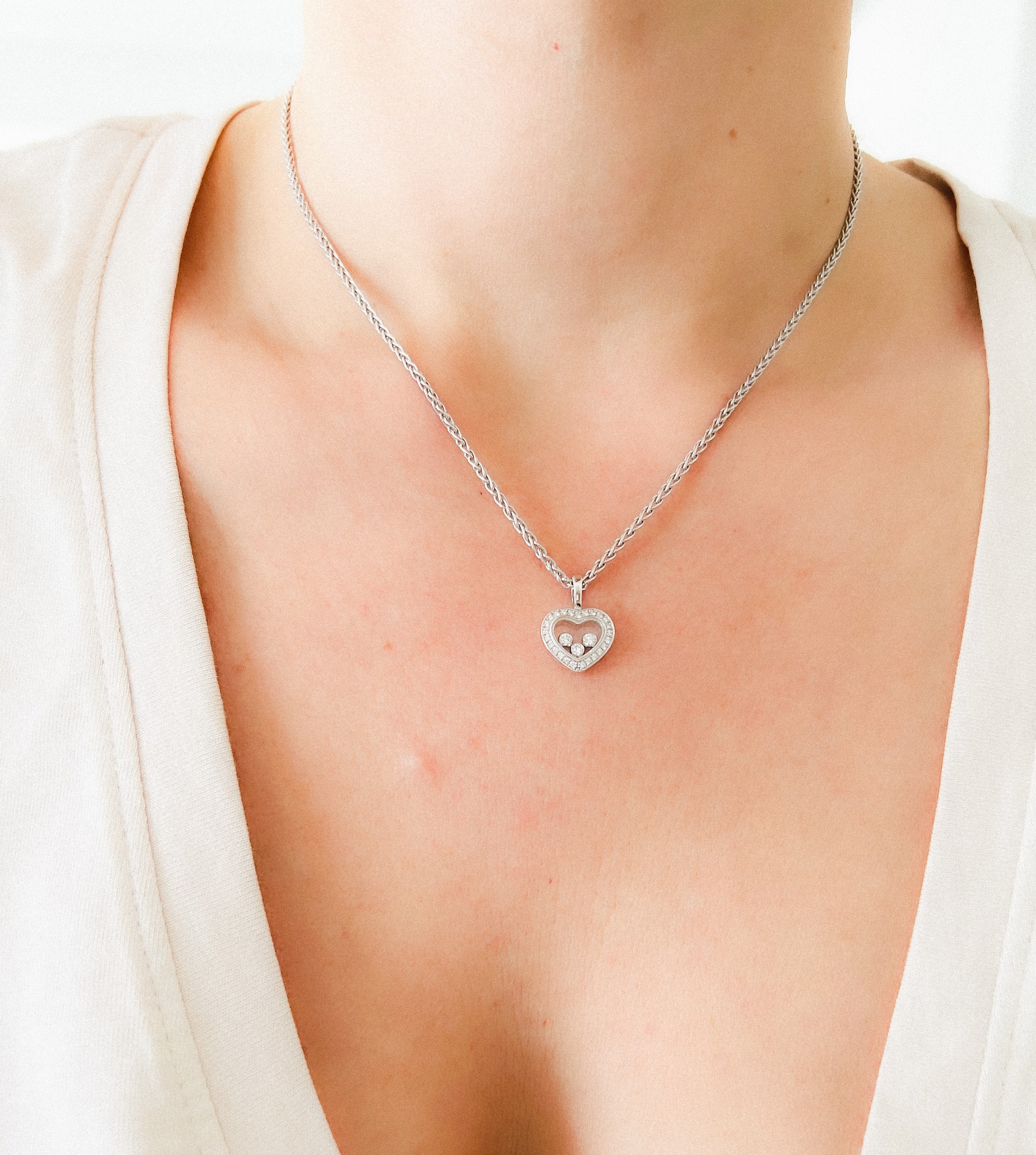 Un pendentif or gris signé de la maison Chopard