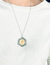 Charger l&#39;image dans la galerie, Médaille ajourée en or gris et diamant représentent la vierge et l&#39;enfant
