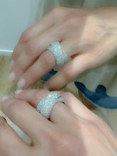 Charger l&#39;image dans la galerie, Bague or gris croisée entièrement pavée de diamant
