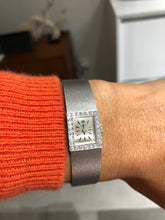 Charger l&#39;image dans la galerie, Montre Tissot or gris et diamant datant des années 1960
