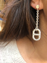 Charger l&#39;image dans la galerie, Paire de boucles d&#39;oreilles signées Hermès en argent
