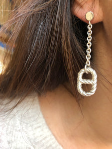 Paire de boucles d'oreilles signées Hermès en argent