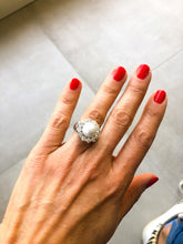 Charger l&#39;image dans la galerie, Bague marguerite en perle, entourée diamants
