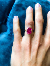 Charger l&#39;image dans la galerie, Bague or jaune ornée d&#39;une pierre rouge
