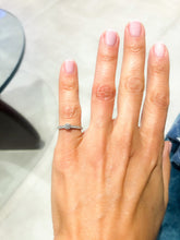 Charger l&#39;image dans la galerie, Bague solitaire diamant sur or gris
