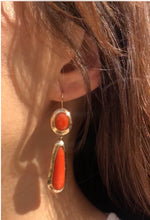 Charger l&#39;image dans la galerie, Paire de boucles d&#39;oreilles en corail et or jaune
