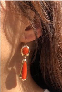 Paire de boucles d'oreilles en corail et or jaune