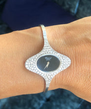 Charger l&#39;image dans la galerie, Montre ovale Or gris diamants Chopard année 1970
