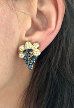 Charger l&#39;image dans la galerie, Paire de boucles d&#39;oreilles or jaune saphirs et diamants
