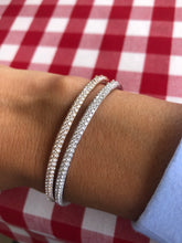 Charger l&#39;image dans la galerie, Bracelet jonc en or gris serti de 3 lignes de diamant
