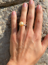 Charger l&#39;image dans la galerie, Bague en or jaune, ornée d&#39;une perle de culture Gold des mers du sud

