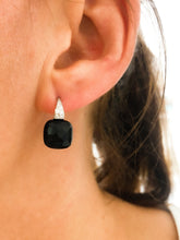 Charger l&#39;image dans la galerie, Boucles d&#39;oreilles de la maison Pomellato en onyx et diamant modèle Capri
