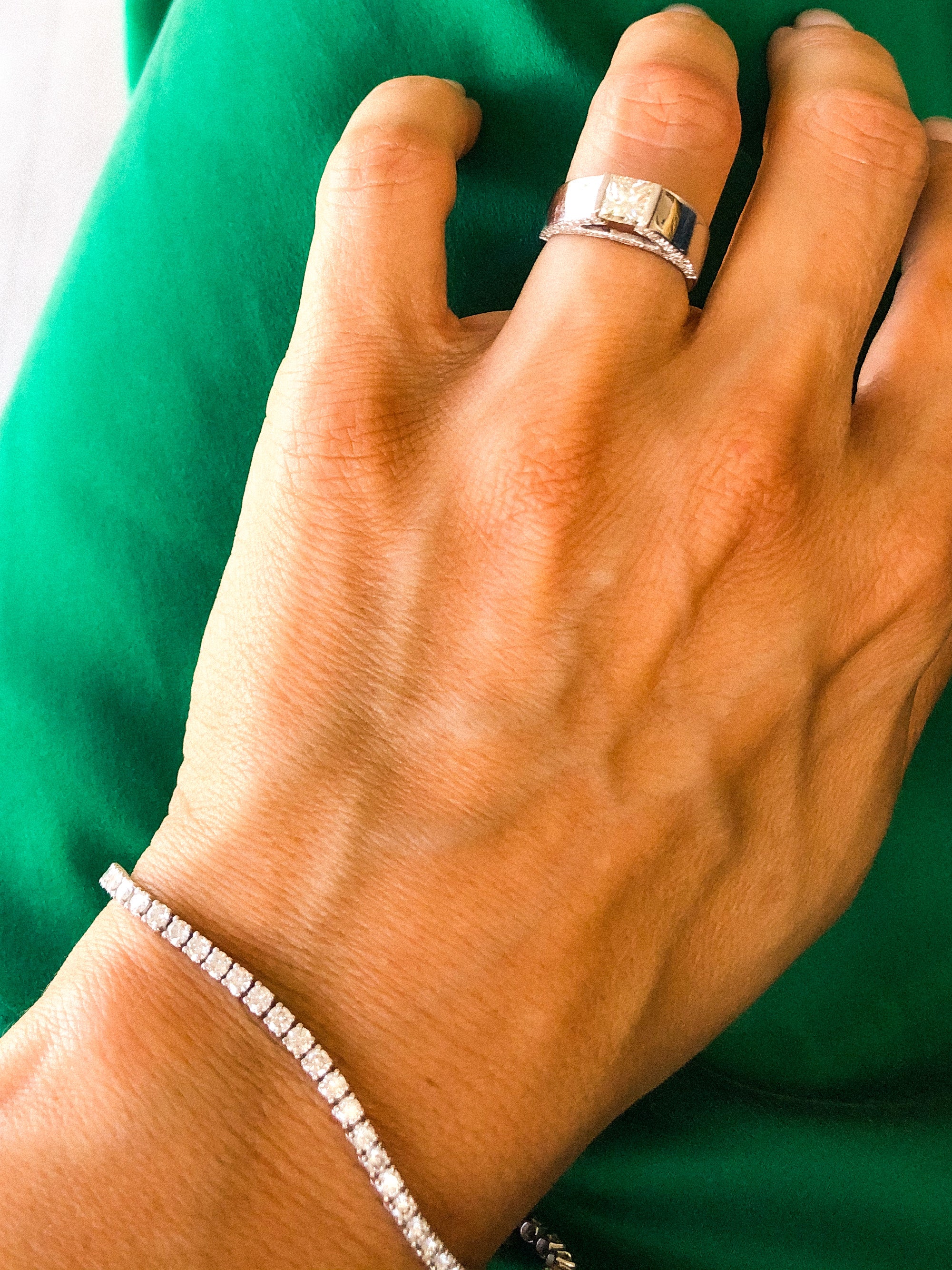 Bague solitaire en or gris ornée d'un diamant taille princesse
