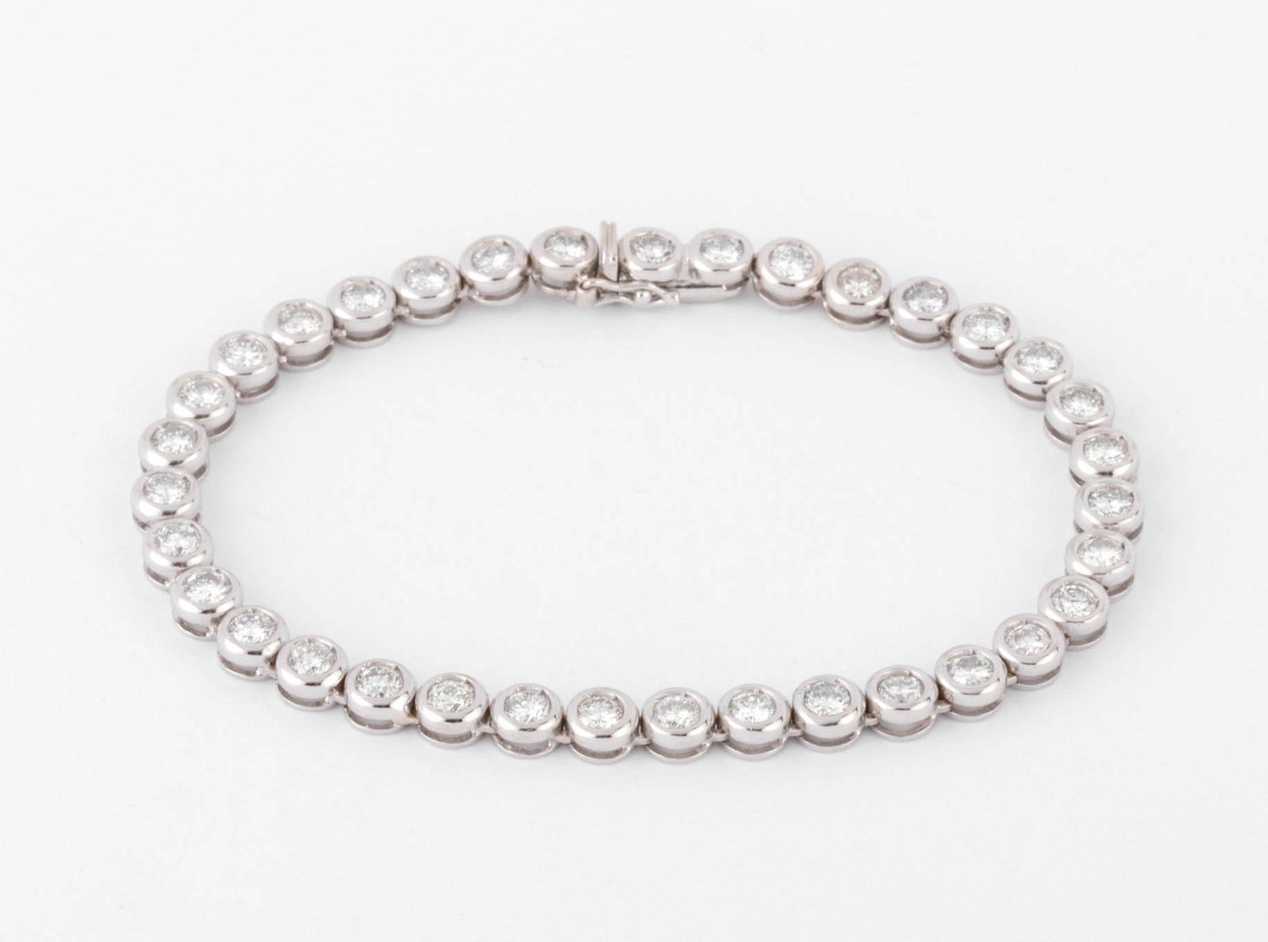 Bracelet en or gris et diamants tennis serti tennis