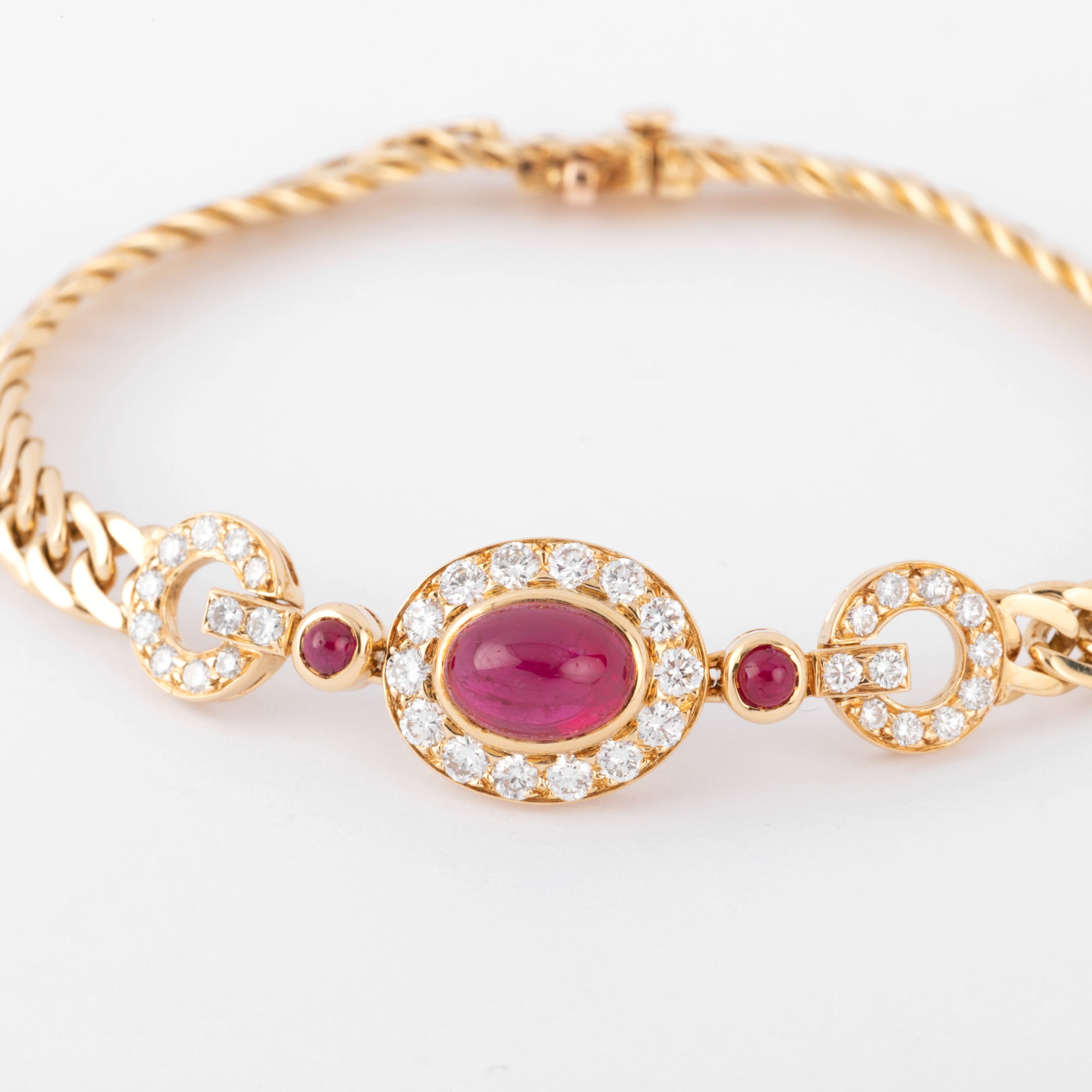 Bracelet en or jaune et diamant ,rubis cabochon de la maison Van Cleef and Arpels