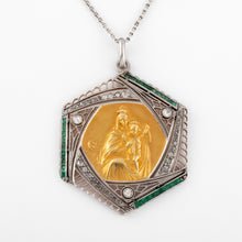 Charger l&#39;image dans la galerie, Médaille ajourée en or gris et diamant représentent la vierge et l&#39;enfant
